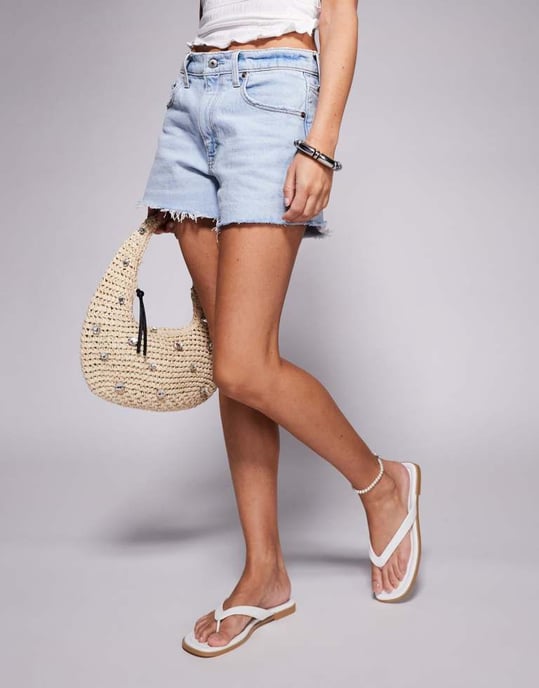 Public Desire stringtrosa platt sandal i vit - Image 4