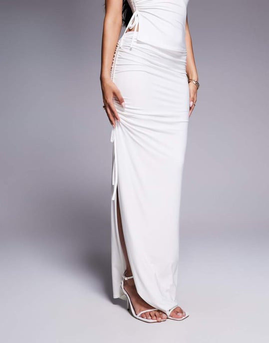 Kaiia exklusiv dubbel lager slinky samlad knyt-sidig thigh split maxi kjol co-ord i vitt - Image 2