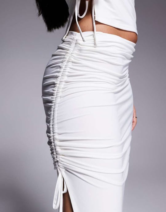 Kaiia exklusiv dubbel lager slinky samlad knyt-sidig thigh split maxi kjol co-ord i vitt - Image 4