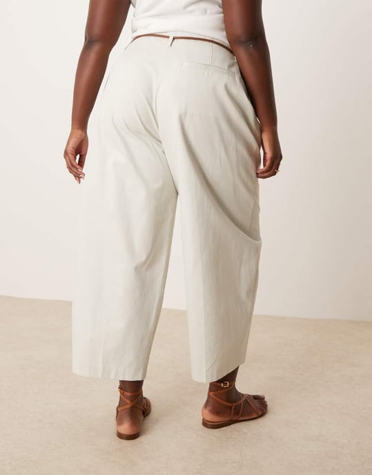 ASOS DESIGN Curve skräddarsydda extrema fatbyxor med veckdetalj i stenbeige - Image 2