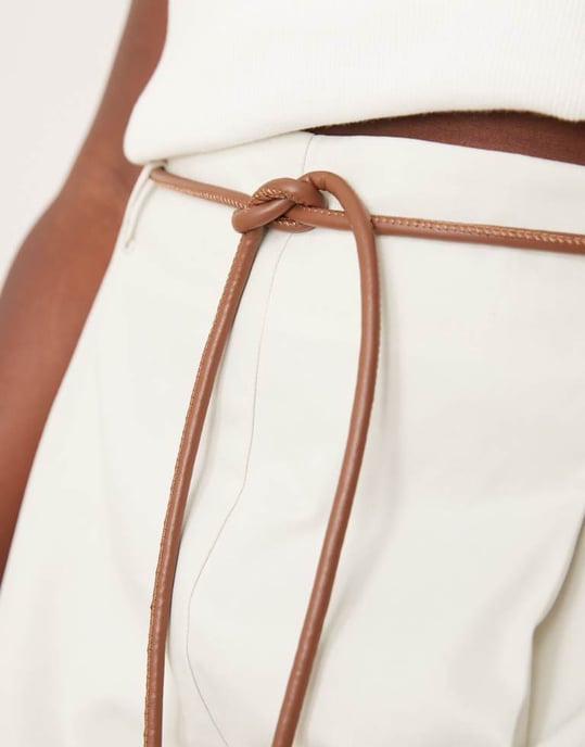 ASOS DESIGN Curve skräddarsydda extrema fatbyxor med veckdetalj i stenbeige - Image 4