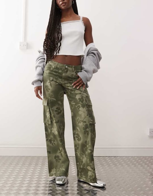 Monki cargobyxor med blommönster i khaki - Image 1