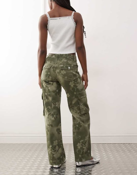 Monki cargobyxor med blommönster i khaki - Image 2