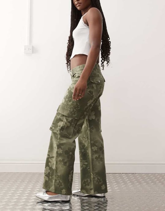 Monki cargobyxor med blommönster i khaki - Image 3