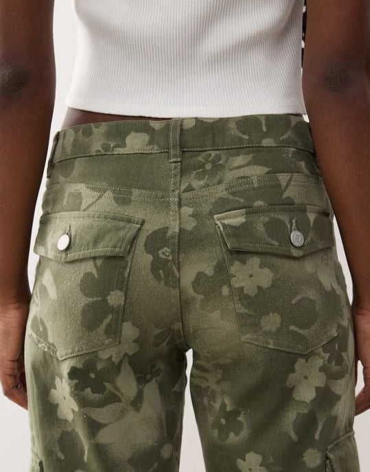 Monki cargobyxor med blommönster i khaki - Image 4