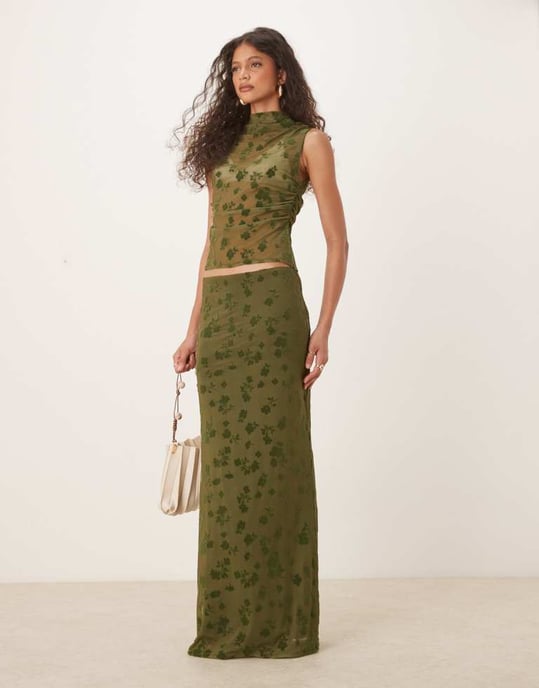 ASOS DESIGN ruched sidopanel hög nacke flockad mesh set topp i olivgrön - Image 4