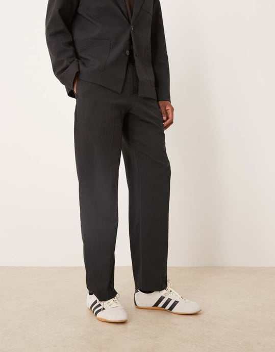 ASOS DESIGN raka kostymbyxor i svart seersucker-tyg - Image 2