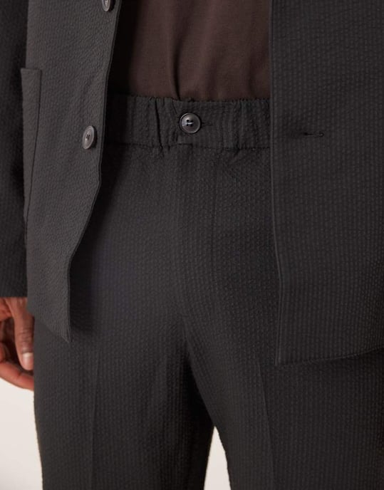 ASOS DESIGN raka kostymbyxor i svart seersucker-tyg - Image 3