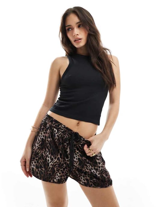 Monki satinsort i leopardmönster exklusiv för ASOS - Image 1