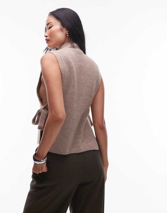 & Other Stories ull- och mohairblandning mock neck stickad väst med sidoknytning i beige - Image 2