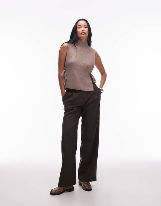 & Other Stories ull- och mohairblandning mock neck stickad väst med sidoknytning i beige - Image 3