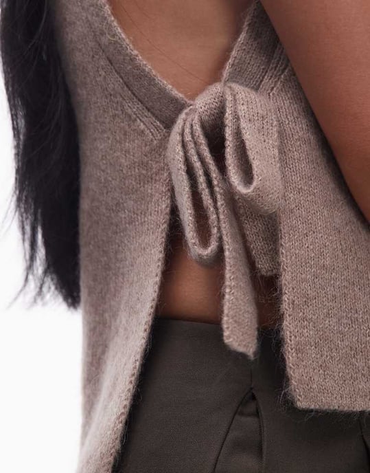 & Other Stories ull- och mohairblandning mock neck stickad väst med sidoknytning i beige - Image 4