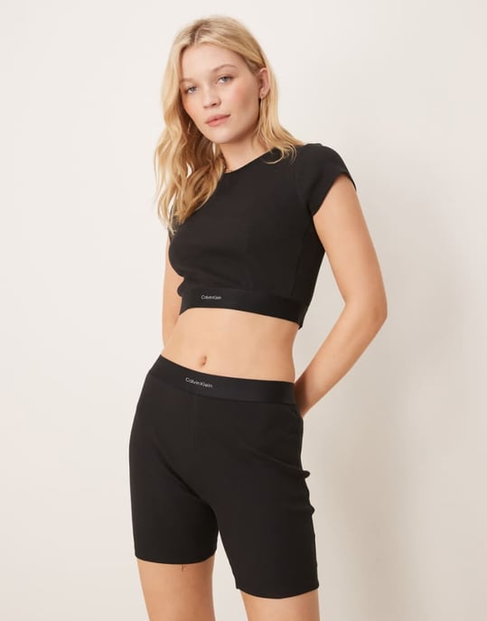 Calvin Klein ribbade legging shorts i svart - Image 1