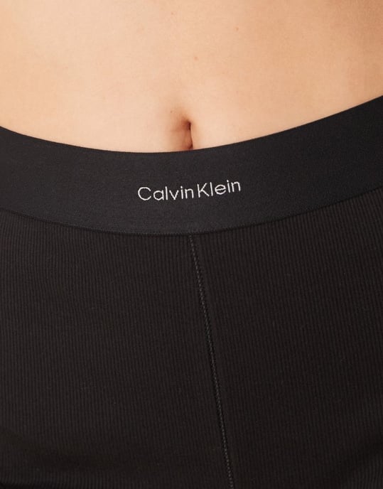 Calvin Klein ribbade legging shorts i svart - Image 2