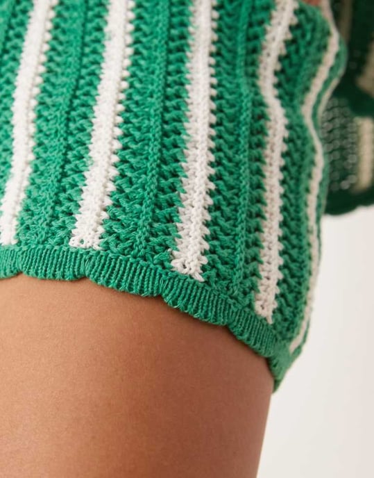 ASOS DESIGN randig stickad kort koord med scallopkant i grönt - Image 4