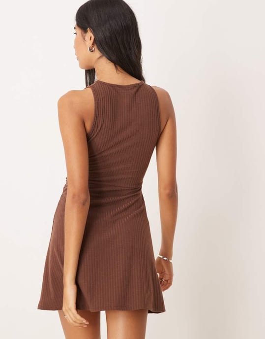 ASOS DESIGN ribbad ärmlös racerknut midje mini klänning i choklad - Image 3