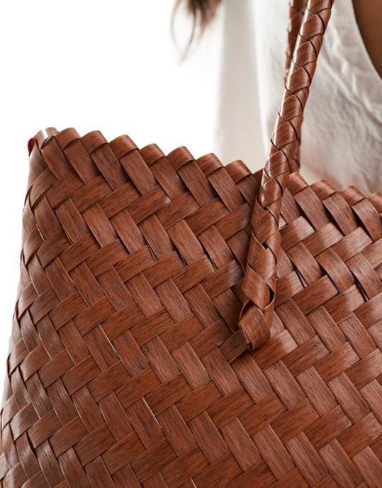 Accessorize flätad axelväska med handtag i beige - Image 3