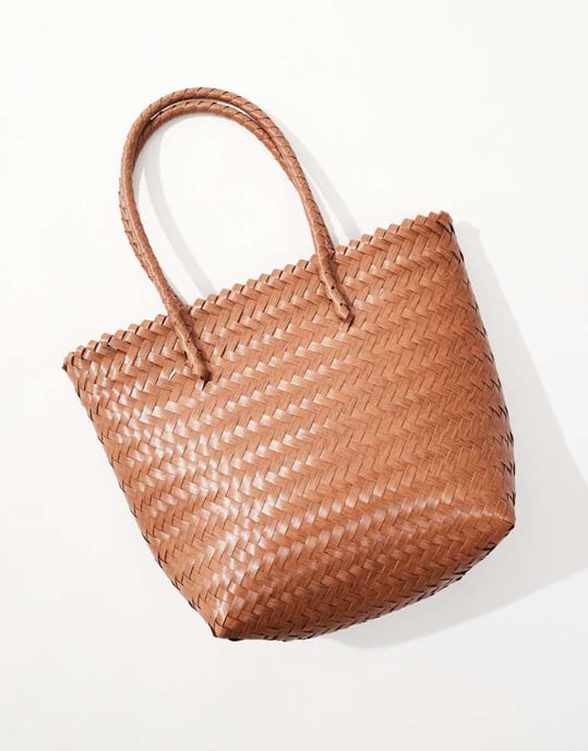 Accessorize flätad axelväska med handtag i beige - Image 4