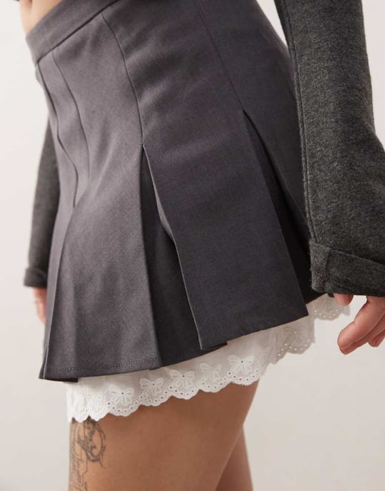 Urban Revivo layered pleated mini skirt in light grey - Image 2