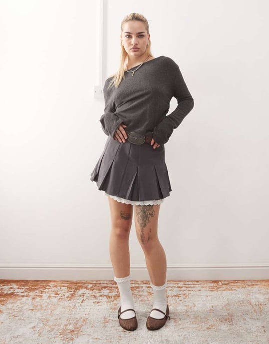 Urban Revivo layered pleated mini skirt in light grey - Image 3