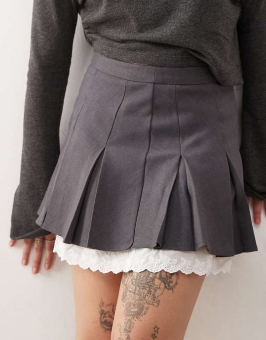 Urban Revivo layered pleated mini skirt in light grey - Image 4