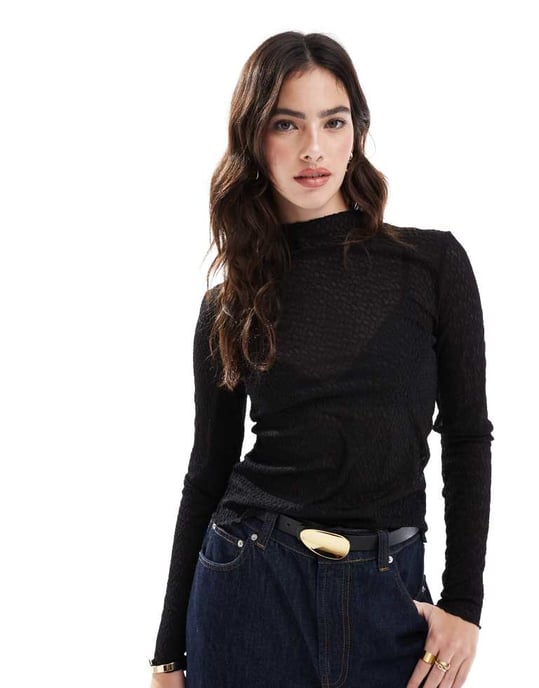 Vero Moda textured lettuce edge layering top in black - Image 2