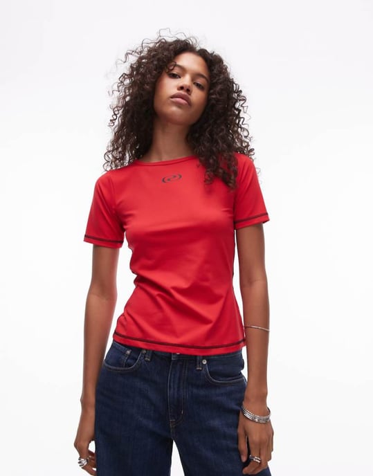 Resume fitted 90s tee in red with black front logo - Image 1