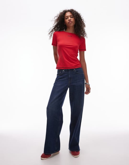 Resume fitted 90s tee in red with black front logo - Image 2