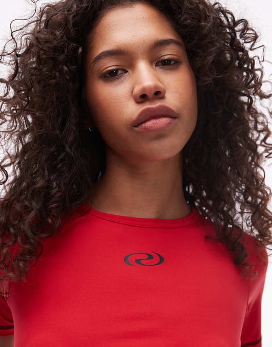 Resume fitted 90s tee in red with black front logo - Image 3