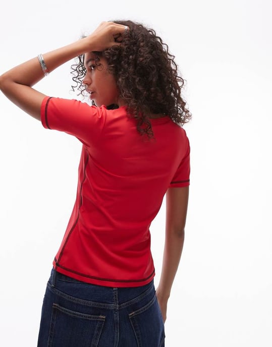 Resume fitted 90s tee in red with black front logo - Image 4