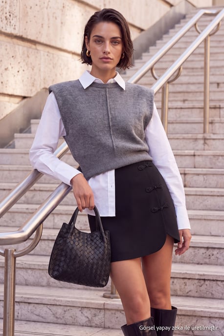 TRENDYOLMİLLA Dam Svart Enfärgad Byxkjol Normal midja Shorts Bermudashorts - Image 1