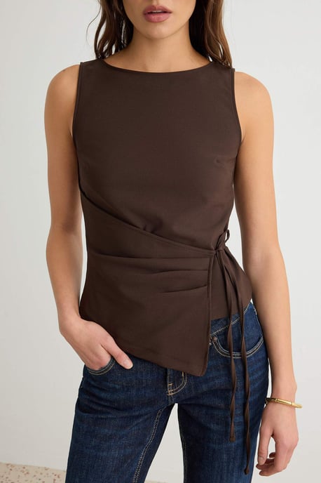 TRENDYOLMİLLA Dames Bruin Effen Mouwloos Regular fit Blouses - Image 2