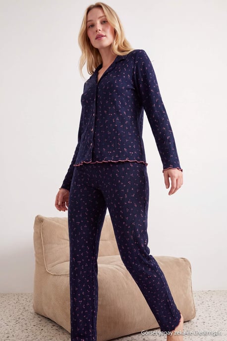 TRENDYOLMİLLA Dames 2-pack Donkerblauw Bloemenprint Lang, Regular fit Pyjama- Sets - Image 1