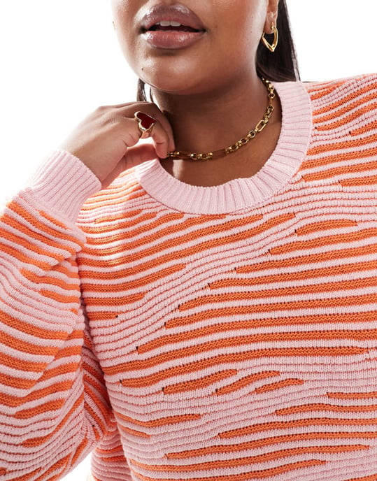 ONLY Curve textured jumper in pink and orange print - Image 4