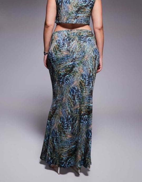 ASOS DESIGN Curve co-ord slinky cut out hip maxi skirt in blue print - Image 2