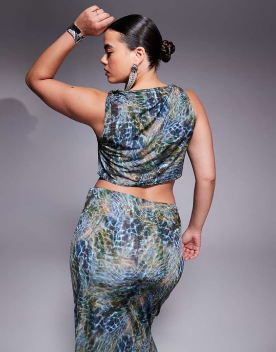 ASOS DESIGN Curve co-ord slinky twist shoulder top in blue print - Image 3