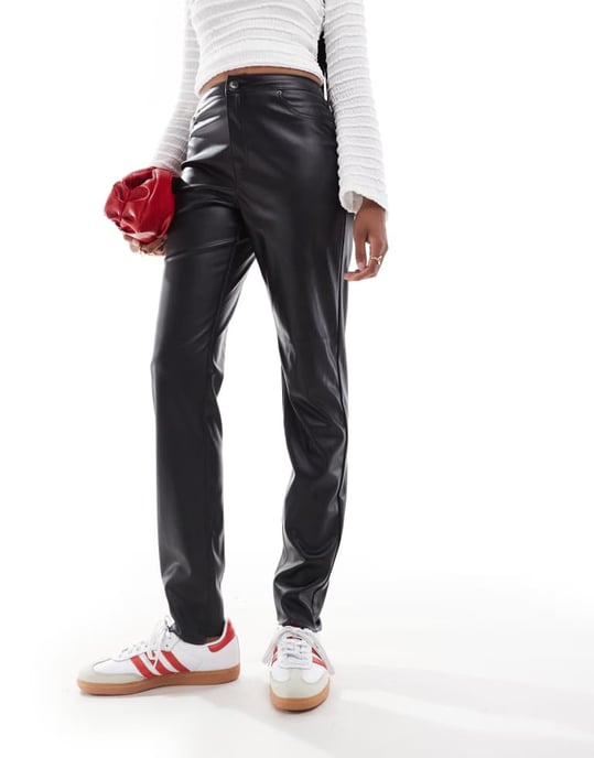 Vero Moda Tall läderlook cigarettbyxor i svart - Image 2