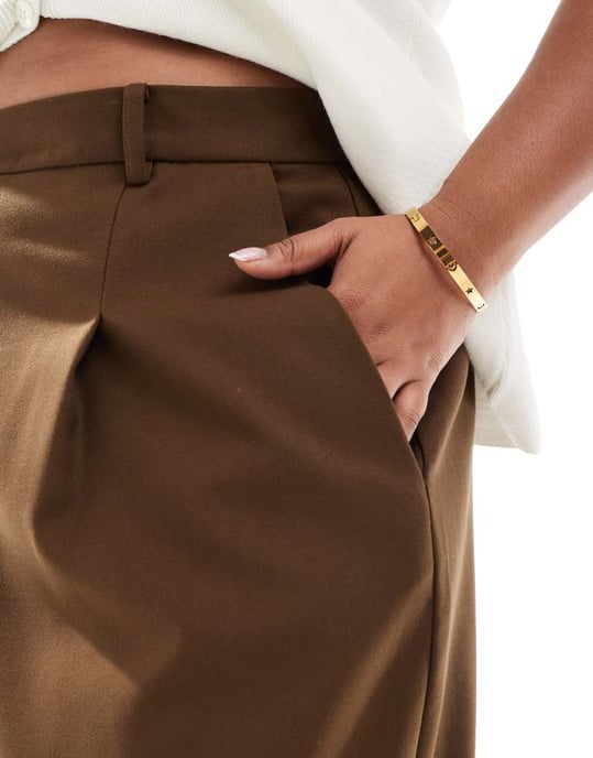 ASOS DESIGN Curve tailored wide leg trousers with knee pleat detail in mocha - Image 4