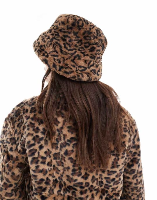 Pieces fuskpäls bucket hat i leopardmönster - Image 3