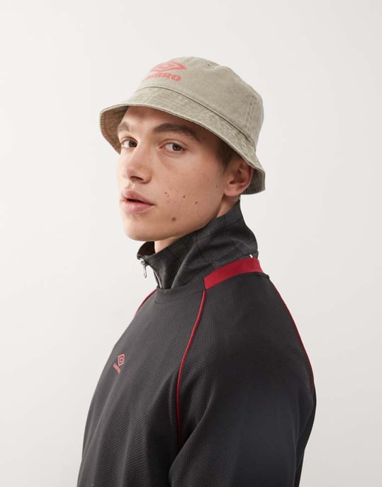 Umbro drillhatt i röd - Image 3