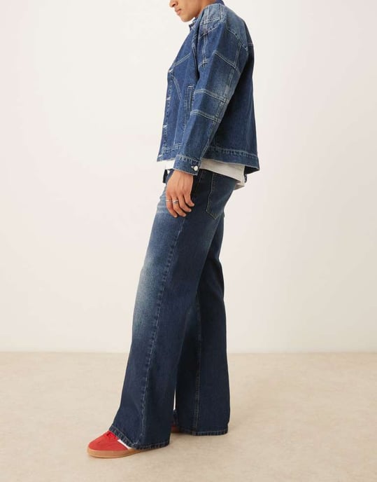 ASOS DESIGN vida utsvängda jeans med toning i mörk tvättad blå - Image 3