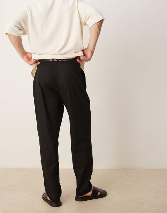 ASOS DESIGN morotsformad linnekänsla byxa med veck i svart - Image 2