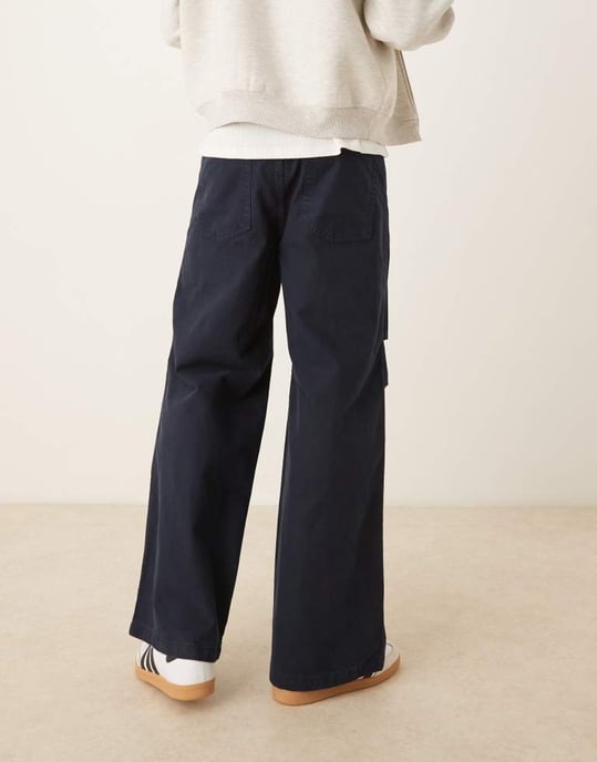 ASOS DESIGN lösa byxor med knäveck i marinblå - Image 4