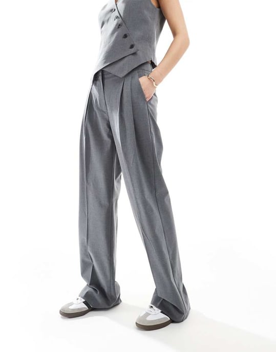 Vero Moda slouchy plisserad byxdrareg i mörkgråmelerad - Image 2