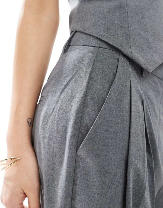 Vero Moda slouchy plisserad byxdrareg i mörkgråmelerad - Image 3