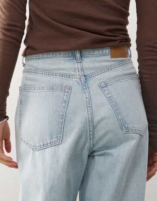 Weekday Astro unisex lågt skurna baggy jeans i ljusblå - Image 4