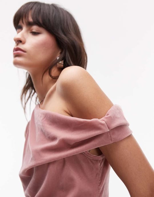 Topshop sammetsliknande asymmetrisk axeltröja i blush - Image 4