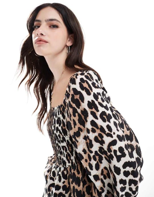 Vero Moda smockad topp med fyrkantig halsringning i leopardmönster - Image 2