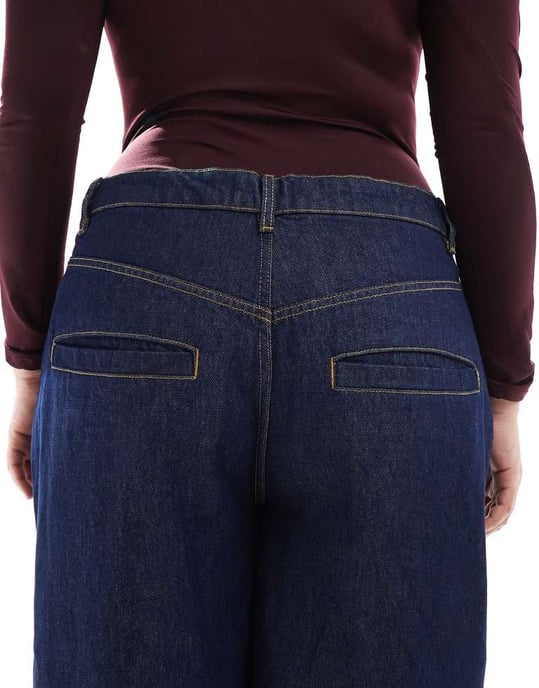 ASOS DESIGN Curve tailored barrel jeans in rinse wash - Image 4
