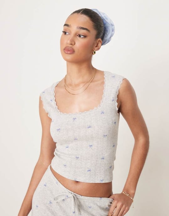 Gina Tricot mixa och matcha punktstickad broderad kant bomullsväst med blå rosetter i grå melange - Image 1